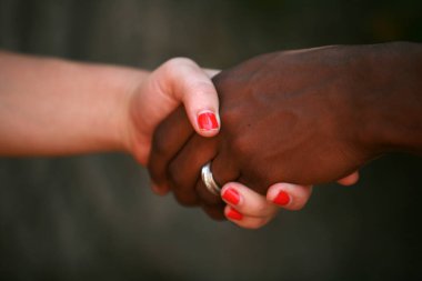 siyah erkek ve beyaz kadın el sıkışıyor.