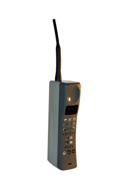 Eski cep telefonu 1980 'lerin başında yapılmış bir tuğladan telefon aranmış. Telefon alıcısı beyaz arkaplanda izole edildi. Eski model cep telefonu. Cep telefonunun ilk nesil modeli. Klasik cep telefonu. Büyük klasik cep telefonu. 