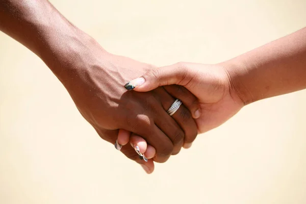 Черный Мужчина Белая Женщина Пожимают Друг Другу Руки — стоковое фото