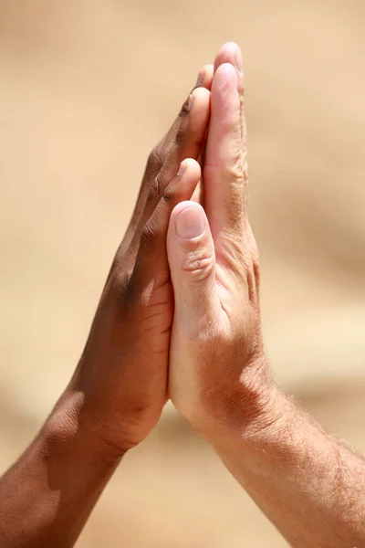 Afrikanische Und Europäisch Amerikanische Männer Klatschen Draußen Eine High Five — Stockfoto