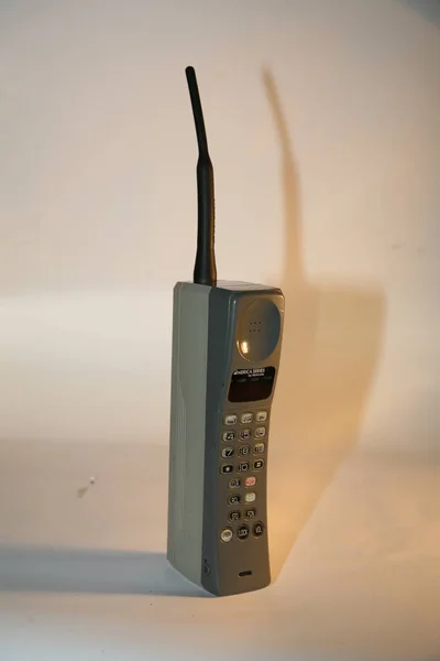1980年代初頭に作られたレンガ電話と呼ばれる古い携帯電話 白い背景に隔離された電話受信機 ヴィンテージの携帯電話 携帯電話の第一世代スタイル ヴィンテージ携帯電話 ビッグヴィンテージ携帯電話 — ストック写真