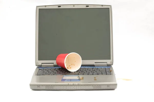 Computerschadenskonzept Kaffee Auf Einem Laptop Verschüttet Computer Reparatur Und Data — Stockfoto