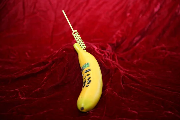 Telefone Banana Fundo Veludo Vermelho Bananas Pensar Que Isto Telefone — Fotografia de Stock