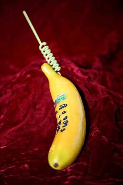 Telefone Banana Fundo Veludo Vermelho Bananas Pensar Que Isto Telefone — Fotografia de Stock