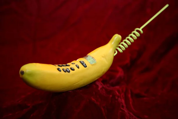 Telefone Banana Fundo Veludo Vermelho Bananas Pensar Que Isto Telefone — Fotografia de Stock