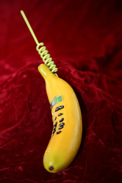 Telefone Banana Fundo Veludo Vermelho Bananas Pensar Que Isto Telefone — Fotografia de Stock