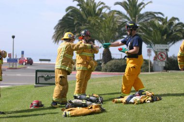 LAGUNA BEACH, CA - 19 Şubat 2009 'da Laguna Beach, Kaliforniya' da yerel itfaiye eğitim alanında yapılan yangın söndürme tatbikatlarında itfaiyeciler su püskürttü. İtfaiyeciler yangın teçhizatı eğitimi alıyor.. 