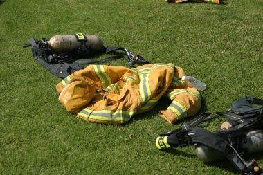 LAGUNA BEACH, CA - 19 Şubat 2009 'da Laguna Beach, Kaliforniya' da yerel itfaiye eğitim alanında yapılan yangın söndürme tatbikatlarında itfaiyeciler su püskürttü. İtfaiyeciler yangın teçhizatı eğitimi alıyor.. 