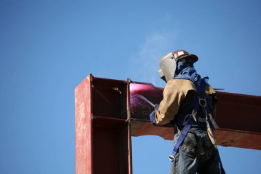 Metal kaynak çeliği çelik kaynaklamak için elektrikli kaynak makinesi kullanır. El becerisiyle işçilik konseptine göre metal imalatı ve inşaat bakım hizmeti. Kaynak yayı. Kaynak. Yetenekli işçi. İnşaat alanında kaynakçı.. 