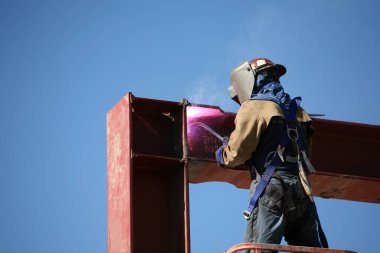 Metal kaynak çeliği çelik kaynaklamak için elektrikli kaynak makinesi kullanır. El becerisiyle işçilik konseptine göre metal imalatı ve inşaat bakım hizmeti. Kaynak yayı. Kaynak. Yetenekli işçi. İnşaat alanında kaynakçı.. 