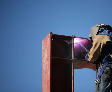 Metal kaynak çeliği çelik kaynaklamak için elektrikli kaynak makinesi kullanır. El becerisiyle işçilik konseptine göre metal imalatı ve inşaat bakım hizmeti. Kaynak yayı. Kaynak. Yetenekli işçi. İnşaat alanında kaynakçı.. 