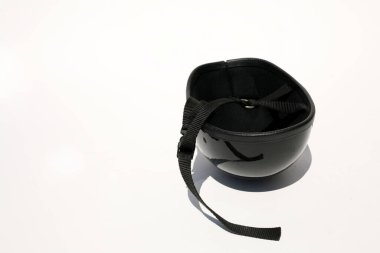 Beyaz arka planda hakiki motorlu bisiklet kaskı. Motosiklet kaskı takmak motosiklet kazalarında birçok insanın hayatını kurtardı. Güvenlik ve Rahatlık İçin Tasarım.