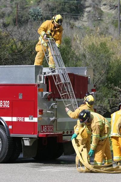 Laguna Beach Feb Bombero Recluta Rocía Agua Durante Ejercicios Lucha —  Fotos de Stock