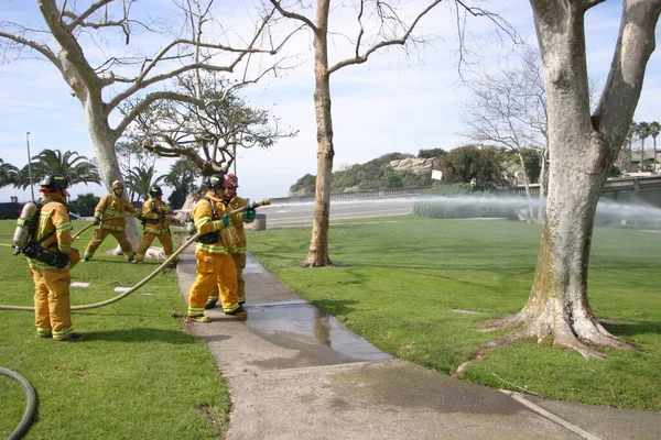 Laguna Beach Feb Вогневий Рекрут Розбризкує Воду Під Час Тренувань — стокове фото