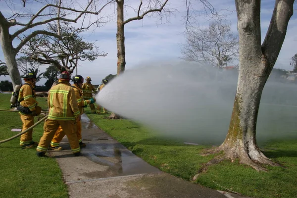 Laguna Beach Feb Bombero Recluta Rocía Agua Durante Ejercicios Lucha —  Fotos de Stock