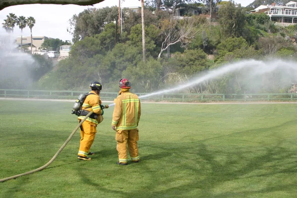 Лагуна Бич Калифорния Feb Пожарные Набирают Воду Время Тушения Пожара — стоковое фото