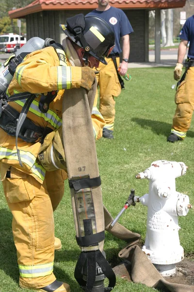 Laguna Beach Feb Firefighter Recruit Sprays Water Fire Fighting Drills — Stock Photo, Image