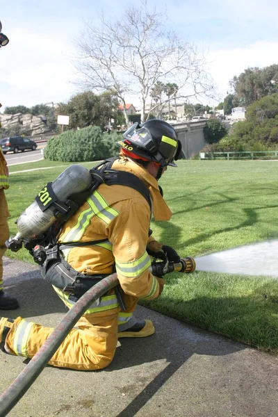 Laguna Beach Février Les Pompiers Recrutent Des Pulvérisateurs Eau Lors — Photo