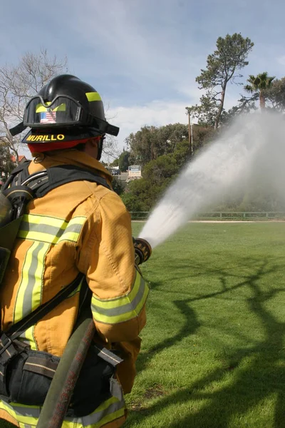 Laguna Beach Feb Brandweerman Rekruteert Water Tijdens Brandweeroefeningen Februari 2009 — Stockfoto