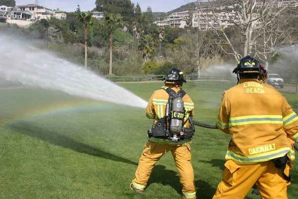 Laguna Beach Feb Brandman Rekryterar Vatten Vid Brandövningarna Det Lokala — Stockfoto