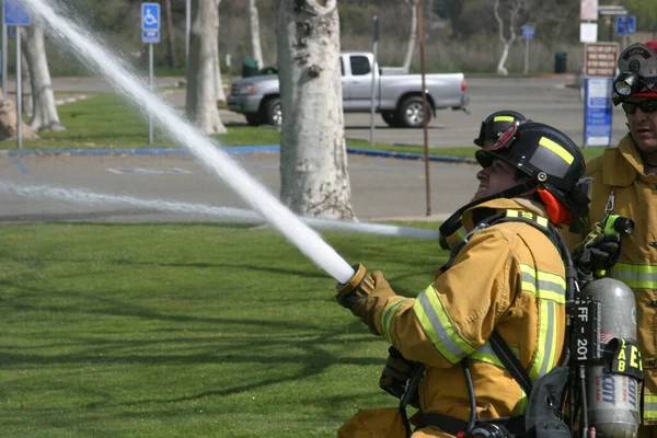 Laguna Beach Feb Bombero Recluta Rocía Agua Durante Ejercicios Lucha — Foto de Stock