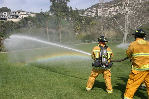 Laguna Beach Feb Bombero Recluta Rocía Agua Durante Ejercicios Lucha —  Fotos de Stock