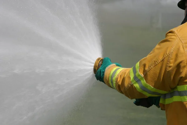 Laguna Beach Feb Bombero Recluta Rocía Agua Durante Ejercicios Lucha —  Fotos de Stock