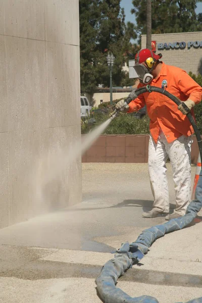 Trabajador Ciudad Arena Voladura Graffiti Una Pared Una Persona Identificable —  Fotos de Stock