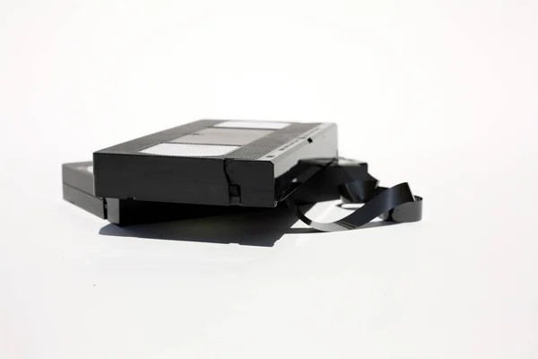 Vhs盒式磁带 老式Vhs盒式磁带 被白色隔离了文字空间 老式黑色空白Vhs盒式磁带 背面隔离 复古技术 Vcr 过时的Vhs磁带 80年代和90年代的科技产品 — 图库照片