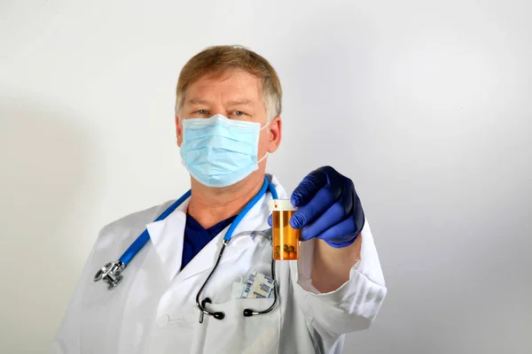 医学或科学家 医生或研究人员穿着一件白色的实验室外套 灰色背景 友好的医生或实验室助理 文字空间 医疗专业人员 医生伸出手和你握手 医生带着外科口罩医院的医生 — 图库照片