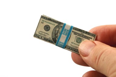 Küçülen Amerikan parası. Cımbızla tutulan 20 dolarlık minyatür banknot. Dünya çapında küçülen ekonomi. beyaz üzerine izole. 