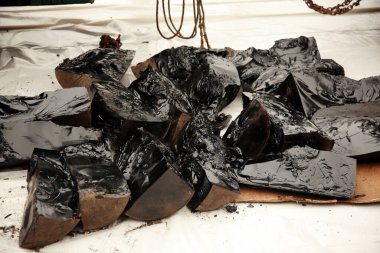 Çatı tamiri. Çatlakları katranla doldur. Çatıdaki çatlakları sıcak katranla doldurun. Çatı tamiri. Sıcak katran damları çatıyı çatlatıyor. Erimiş katran. Çatı tamiri. Erimiş sıcak katran. Çatı tamiri. Kovadan ateşe. 