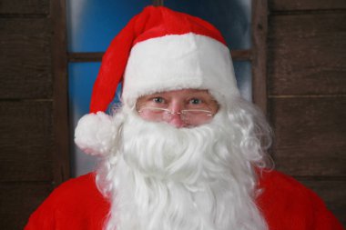 Kuzey kutbunda Noel Baba 'nın atölyesi. Noel Baba atölyesinde dünyanın dört bir yanındaki çocuklara Noel hediyeleri için yeni oyuncaklar yapıyor. Noel Baba 'nın Atölyesi. 