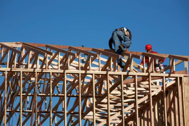 İnşaat alanı. Yeni evler yapım aşamasında. İnşaat alanı. Ahşap çerçeveli evin yeni yerleşim yeri. Çatı inşaatı. Ahşap yapım. İnşaat alanı. 