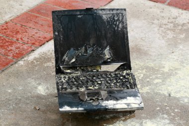 Laptop yangını ve su hasarı. Beyazda izole edilmiş. Mesaj için yer var. Ateş ve suyla dizüstü bilgisayarı yok etmiş. Bilgisayar ateşi. Sıcak ateşin içinde kalmış bir dizüstü bilgisayar. Duman ve Ateş bir bilgisayarı yakar ve eritir. Bilgisayar hasarı. veri imha kavramları.