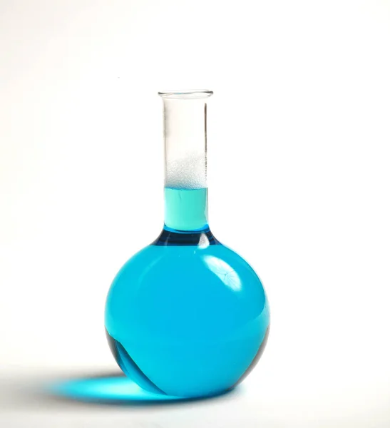 一种玻璃化学烧杯 盛满了被白色隔离的液体 化学瓶 — 图库照片