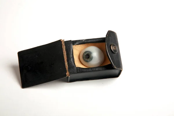 Eine Menschliche Hand Hält Ein Echtes Glasauge Antike Prothetische Auge — Stockfoto