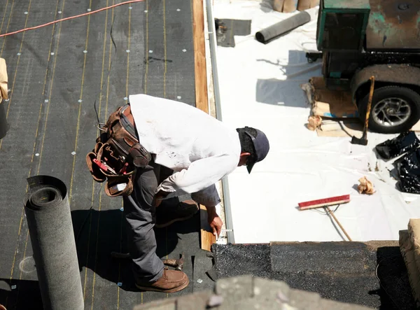 Roof Repair Fill Cracks Tar Fill Cracks Roof Hot Tar — Stock Photo, Image