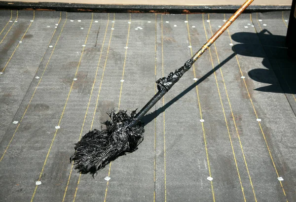 Roof Repair Fill Cracks Tar Fill Cracks Roof Hot Tar — Stock Photo, Image