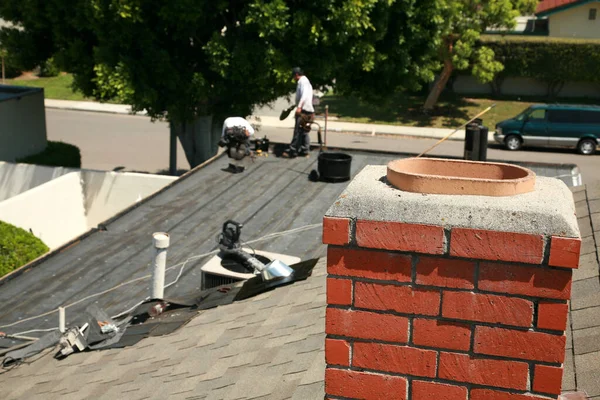 Naprawa Dachu Wypełnić Pęknięcia Smołą Wypełnić Pęknięcia Dachu Gorącą Smołą — Zdjęcie stockowe
