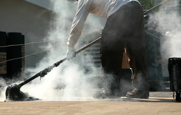 Dakreparatie Vult Scheuren Met Teer Vul Scheuren Het Dak Met — Stockfoto