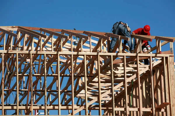 İnşaat alanı. Yeni evler yapım aşamasında. İnşaat alanı. Ahşap çerçeveli evin yeni yerleşim yeri. Çatı inşaatı. Ahşap yapım. İnşaat alanı. 