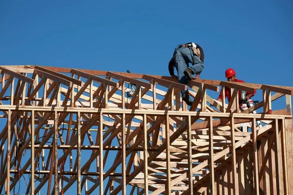 İnşaat alanı. Yeni evler yapım aşamasında. İnşaat alanı. Ahşap çerçeveli evin yeni yerleşim yeri. Çatı inşaatı. Ahşap yapım. İnşaat alanı. 