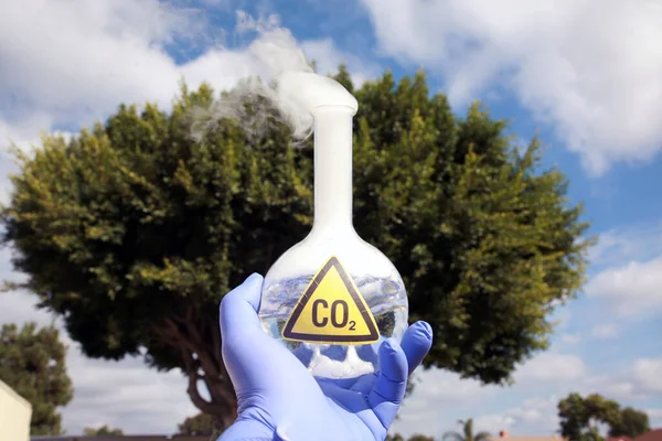 과학자는 하늘에 Co2 500Ml 비커를 보유하고 시한폭탄 Dry Ice 알려진 — 스톡 사진