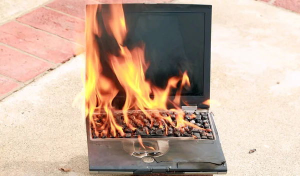 一台真正的Lap Top电脑完全被火焰吞没了 由于一个人打字速度太快 他们烧毁了互联网或者在写什么东西 导致计算机受损 以至于它真的失火了 笔记本电脑着火危险 电脑火警 — 图库照片