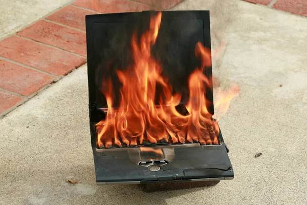 一台真正的Lap Top电脑完全被火焰吞没了 由于一个人打字速度太快 他们烧毁了互联网或者在写什么东西 导致计算机受损 以至于它真的失火了 笔记本电脑着火危险 电脑火警 — 图库照片