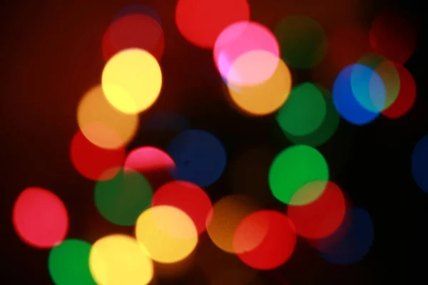 圣诞节的背景 模糊的圣诞灯背景 喜庆的圣诞多彩的背景 圣诞彩灯闪烁着火花 圣诞灯 彩色的灯 — 图库照片