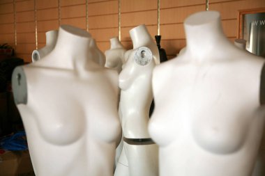 Manken mi? Manken vücut parçaları. Çıplak manken kolları, bacakları ve vücut parçaları.. 