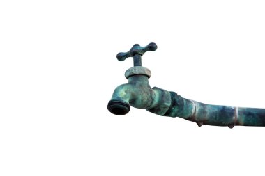 Eski su musluğu. Beyaz üzerine izole edilmiş. Mesaj için yer var. Eski bir su musluğuna yakın çekim. Musluk su sızdırıyor. Su koruma. Su tasarrufu konsepti. Tesisat tamiri. Musluk sızdırıyor. Su sızdırıyor. Su israfı. Su koruma. Eski tesisat.  