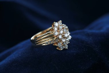 Yüzük. Moda Yüzüğü. Güzel mavi topaz ve elmas yüzük siyah kadife üzerinde. Altın ve elmas yüzük. İnci ve elmas yüzük. Gerçek altın ve elmas yüzük. Alyans. Nişan yüzüğü. Dostluk Yüzüğü. Moda Mücevherleri. Moda. güzel moda.. 